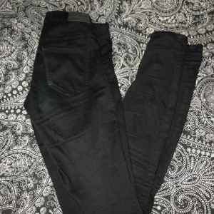  - Vanliga svarta, tighta jeans från Gina Tricot. Fraktkostnad tillkommer.