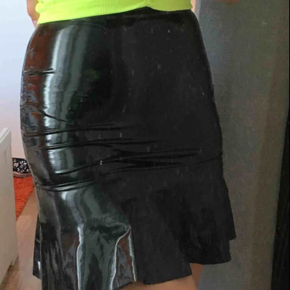 Cool lack kjol från Gina som aldrig har kommit till användning. Frakt ingår. Kjolar.