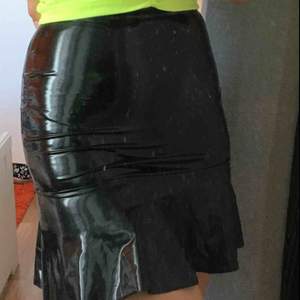 Cool lack kjol från Gina som aldrig har kommit till användning. Frakt ingår