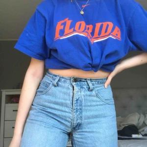  - Säljer dessa ursnygga jeans som jag köpte här på plick, förra ägaren köpte de på humana men märket är Armani jeans! Hittar ingen storlek på de, skulle säga 28’32. Möts upp i Stockholm annars står köparen för frakt💘💘 Priset kan diskuteras:)