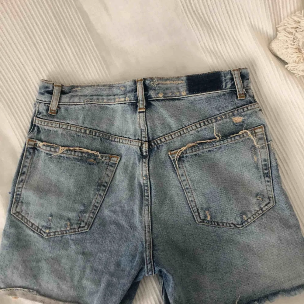 Jättefina jeans shorts med slitningar som tyvärr blivit för små för mig, sparsamt använda. . Shorts.