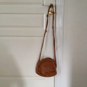 Brun skinnväska (ej läder) från H&M  - Brun skinnväska (ej läder) från H&M 