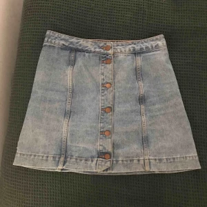  - Jeanskjol med knappt från Saints and Mortal. Gott skick! I priset ingår frakt 