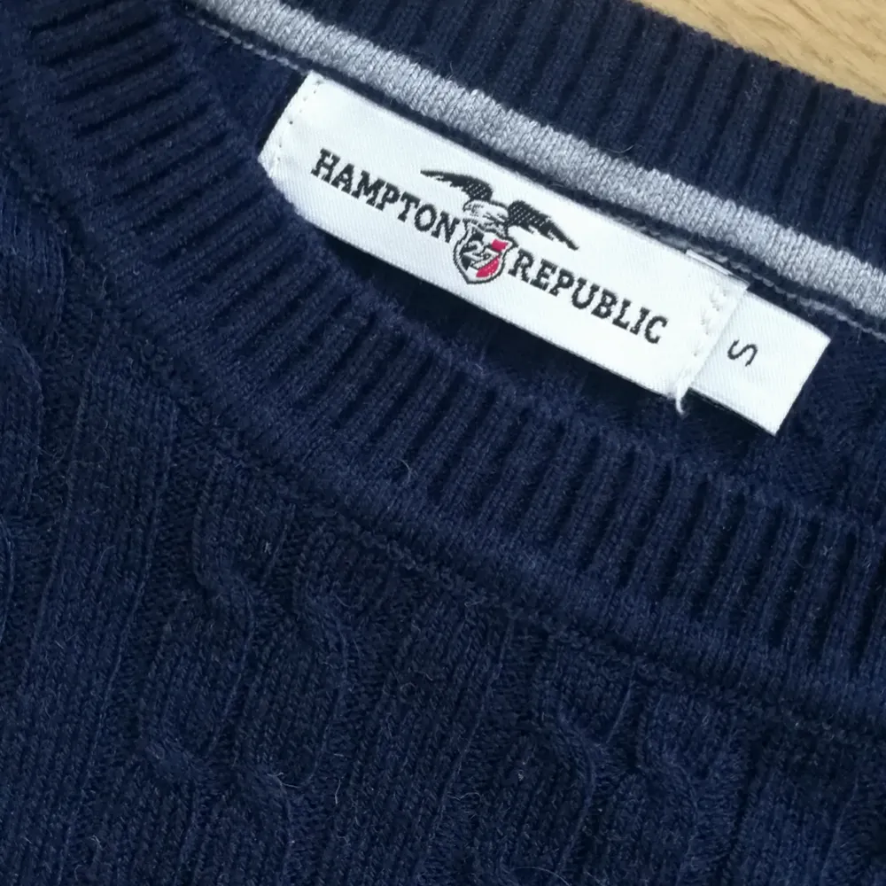 Fin mörkblå tröja från Hampton Republic, knappt använd    . Stickat.