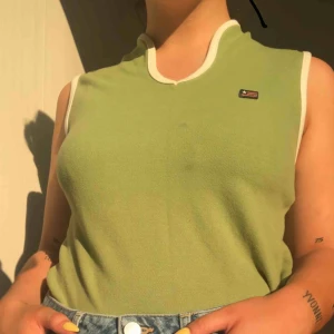  - Vintage tröja, köpt på second hand! Fin grön färg med vita detaljer. Passar perfekt till ett par snygga jeans!  *säljer pga inte används*  Frakt INGÅR!🍾
