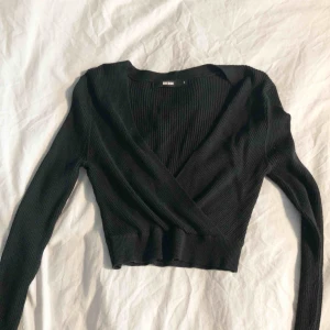  - Svart topp med snygg urringning! 40kr frakt eller mötas upp i Stockholms innerstad ♥️🌹