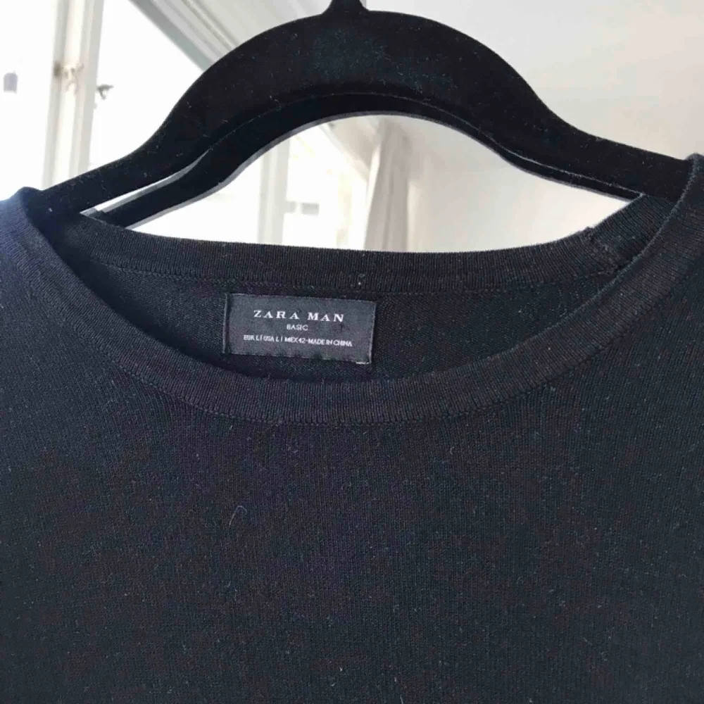 Superskönt tunt stickad tröja från Zara Man i storlek L. Perfekt som lite oversize boyfriend tröja nu på sommarkvällarna. Frakt ingår!. Tröjor & Koftor.