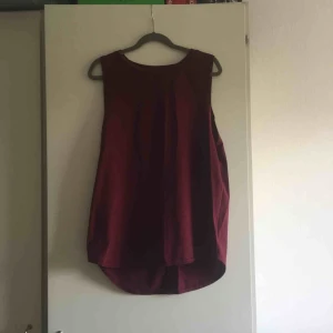  - Topp med öppen rygg från saints and mortals köpt på carlings