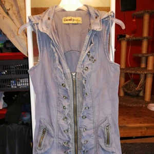  - Fin. Lite solfäld. Mer åt något ett grönt grå hållet. Svårt att säga rätt färg. Men den är superskön men har tyvärr fått sötsug så den har krymt från mej. 😉. Kan tänka mej ett byte med någon annan klänning. M. M. Vet tyvärr ej vad frakten kostar. 