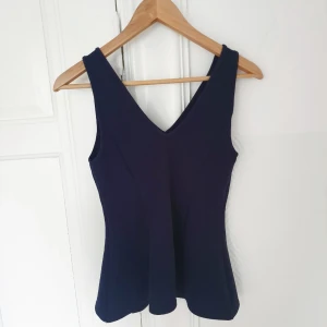  - Fladdrigt marinblått linne.