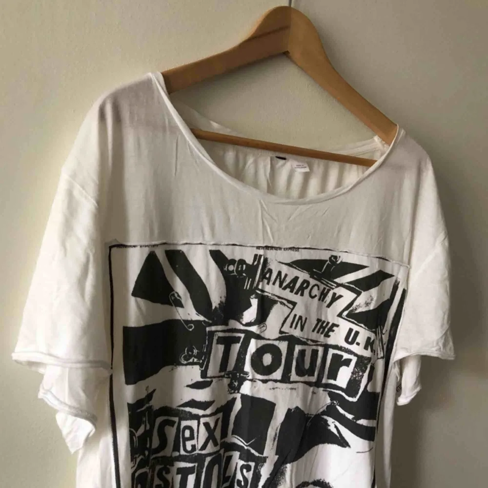 Sex Pistols Tour Tee. Kan hämtas i Uppsala eller skickas mot fraktkostnad . T-shirts.