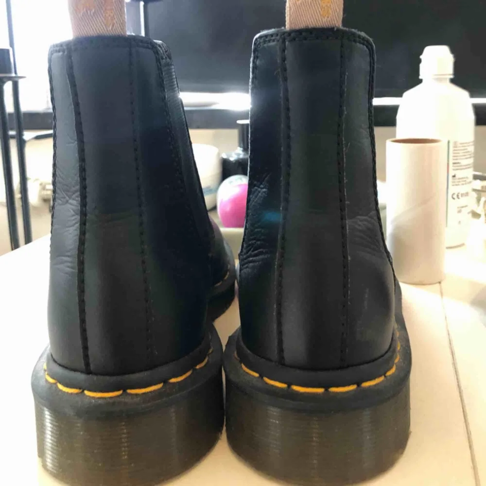 Säljer ett par Dr Martens Chelsea boots som inte kommit till användning, endast vid ett tillfälle. De är så gott som nya. Nypris ca 1800:- Det är storlek 37 men passar 36/37.. Skor.