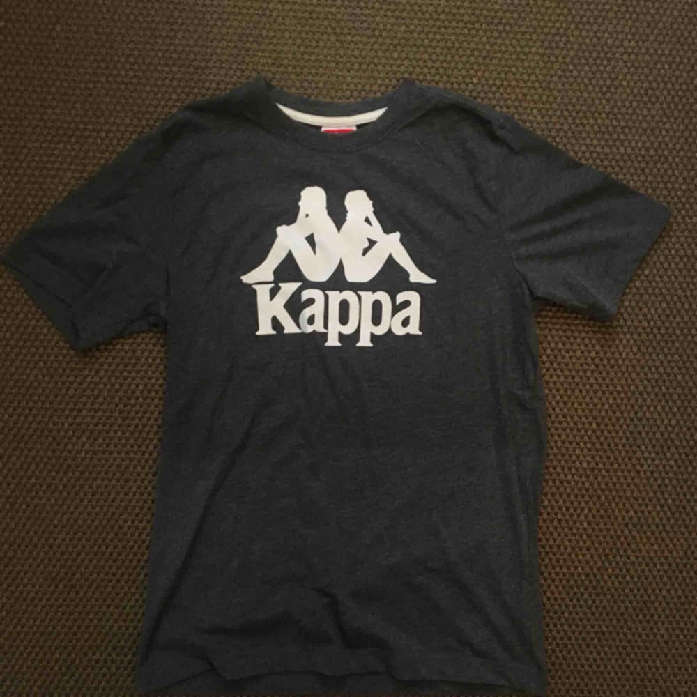 Tshirt från Kappa i storlek Small | Plick Second Hand