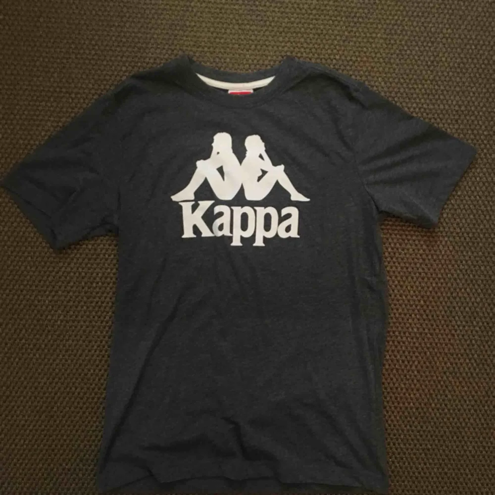 Tshirt från Kappa i storlek Small, köpt från Zalando. Nyskick. . T-shirts.