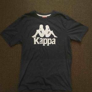 Tshirt från Kappa i storlek Small, köpt från Zalando. Nyskick. 