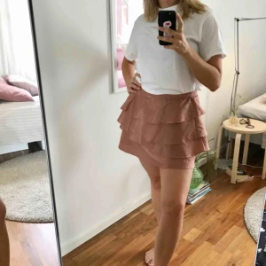  - Supergullig kjol köpt secondhand, knappt använd och söker ny ägare!! Köpare står för frakt