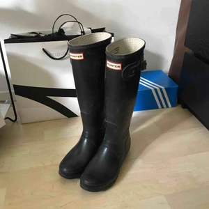  - Svarta gummistövlar i storlek 38 från märket Hunter. Varsamt använda och bra skick! PRIS KAN DISKUTERAS 😊   Möter gärna upp någonstans i Stockholm.