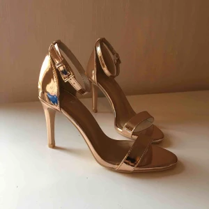  - Nya helt oanvända heels från NLY SHOES! Roséguld-färgade! ✨ storlek 36. Köparen står för eventuell frakt.☺️