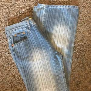 Retro randiga bootcut jeans! Lite osäker på storleken då det inte står på de men runt 28 i midjemått.  Möts helst upp i Stockholm. 