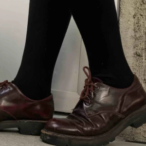  - Låga kängor, ganska dåligt skick, köpt på stadsmissionen Köparen står för frakt, kan annars mötas upp i Stockholmsområdet