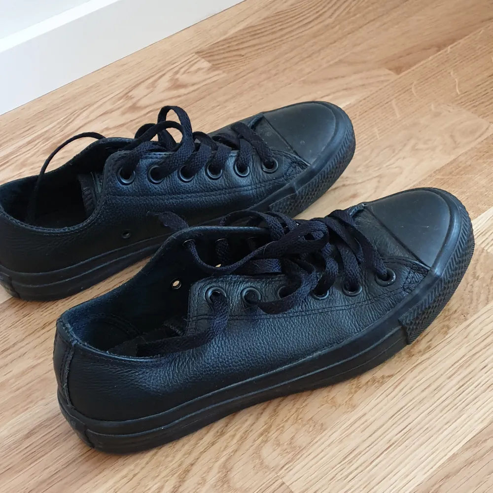 Leather converse shoes, not too used as I became a vegan some time ago and I'm selling my leather goods. They're in great condition, let me know if you'd like to see more pictures. 👍. Skor.