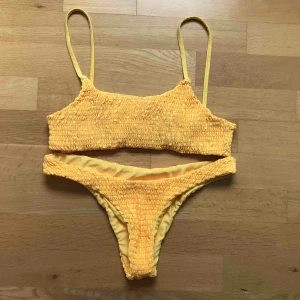  - Gul ribbad bikini från Zaful. Liten i storleken, passar S men även M då den är stretchig. 