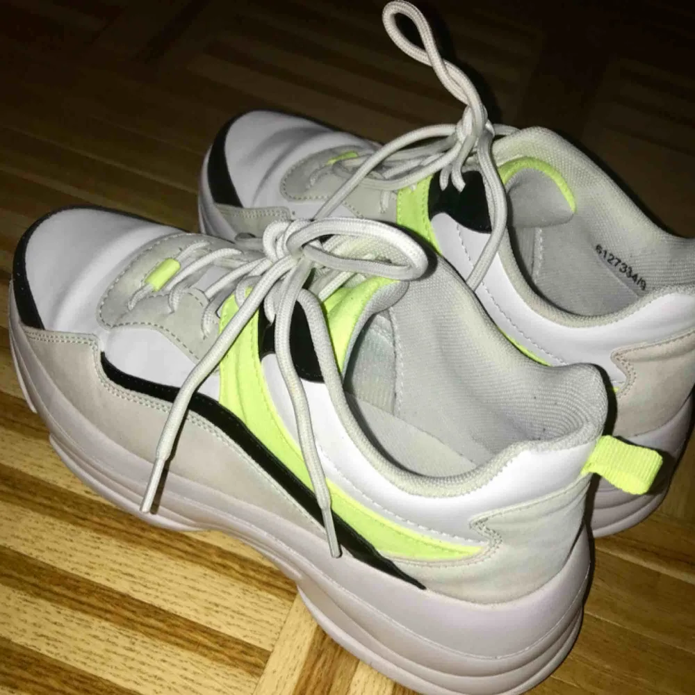 Worn , but really loved and taken care of groovy sneakers, white is still white, neon yellow color makes them look really good 💛. Skor.