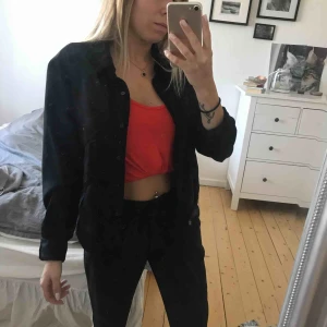  - Svart kort skjorta/blus från  Zara aldrig använd!:) Pris kan alltid diskuteras! FRAKT INGÅR
