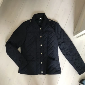 Stockh lm jacka - Jacka köpt på mq för 1300. Knappt använd, bra kvalitet.  Passar även mig som har 36 i jackor
