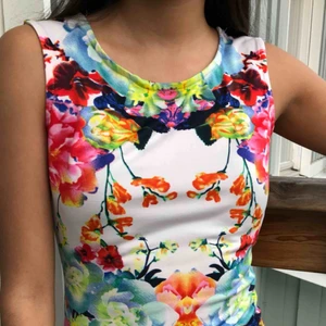  - Skulle säga mer som M, skit cool blommig klänning. Inga defekter, säljs pga stor storlek.