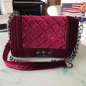  - Vinröd sammestväska! Aldrig använd! 