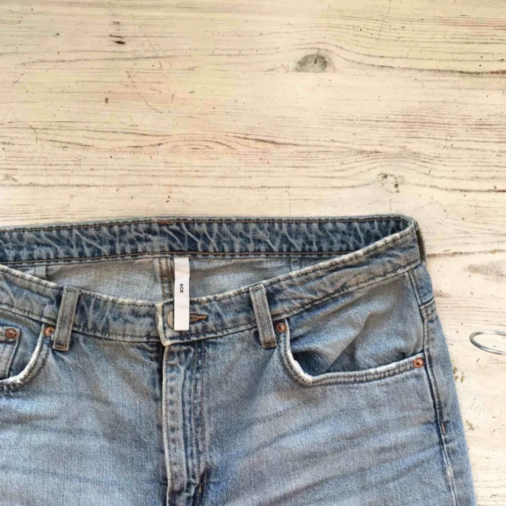Trendiga utsvängda ace-jeans från Weekday! . Jeans & Byxor.