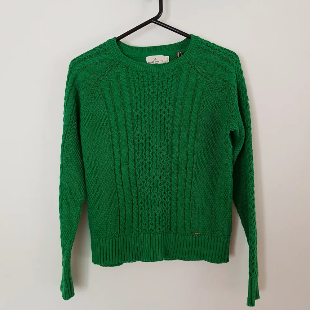 Grön stickad tröja från Lindex. Jag är 170 cm lång och brukar ha storlek S-M.. Stickat.