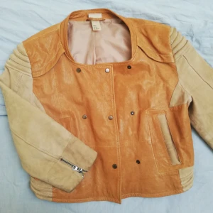  - Jacka i skinn och mocka från HM. Exklusiv och snygga detaljer. Liten i storlek. Strlk 40 men är som 36-38.