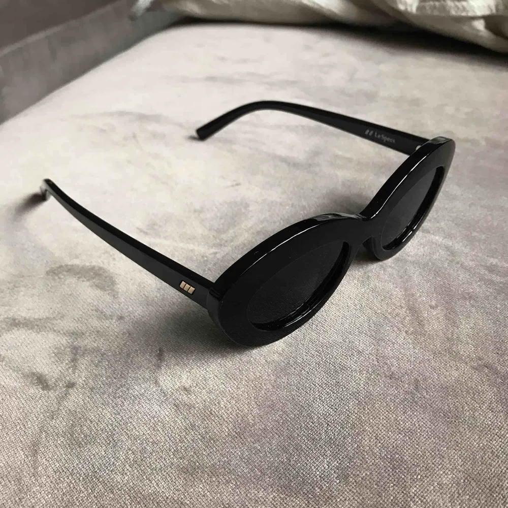 Solglasögon från Le Specs, nästan aldrig använda. Frakt 9 kr :). Accessoarer.