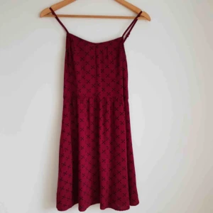  - Rödvin klänning från H&M. Fin skick! S Hämtas i Uppsala eller skickar mot fraktkostnad (39kr)