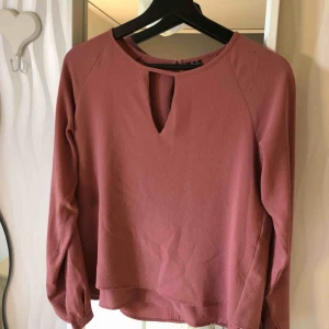  - Denna blus är lite nopprig, men annars i fint skick! Typiskt blus material, aprikos färgad!! Bjuder på frakt 