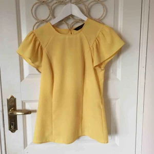  - Blus med volangärmar. Använd med i bra skick