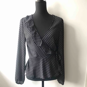  - Prickig omlottblus med knytning i sidan. I mycket fint skick! Köpren står för frakten 🖤