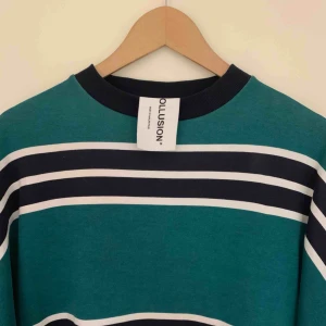  - Sjukt fin sweatshirt (grön/mörkblå) från ASOS som dessvärre inte kommer till användning utan skavanker (i princip ny). Tröjan är lite oversized.  Ärmarna ser ut precis som kragen. Unik samt snygg modell.