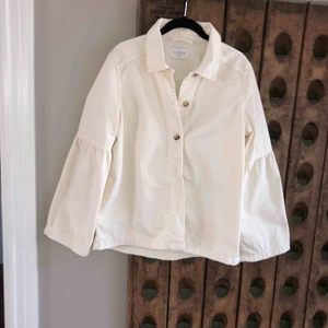  - Ägg vit jeansjacka från Norr Köpenhamn,baggy modell,som ny