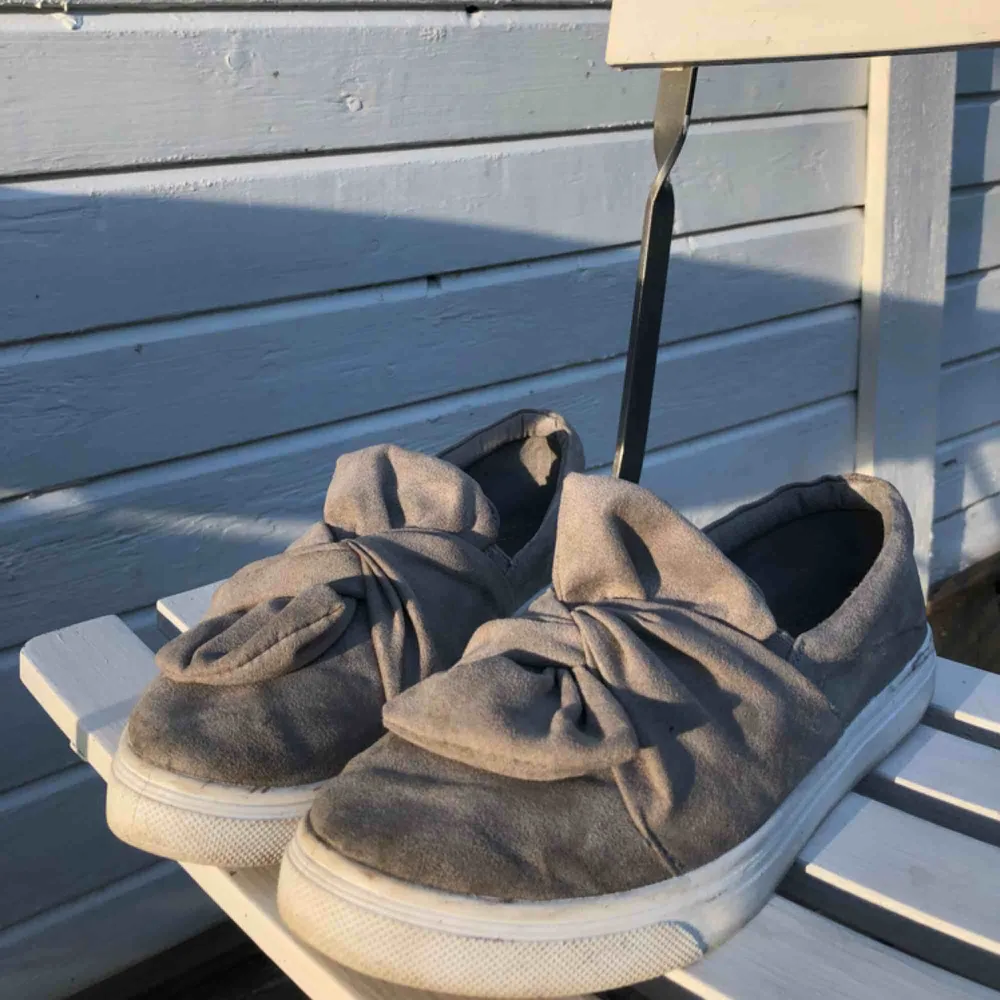 Super gulliga grå slip-ons/loafers till sommaren!🌸🌼 I använt skick stl 39, frakt tillkommer om så önskas :). Skor.