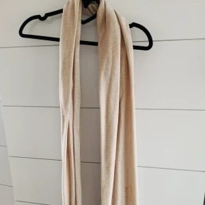  - Beige sjal med glitter 