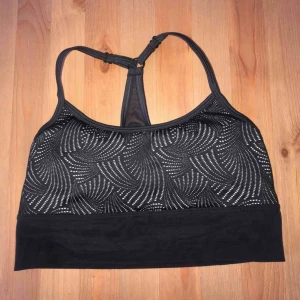  - 2 sport bh-ar från H&M  XS är helt oanvänd och säljs för 100kr  S är använd 1 gång och säljas för 50kr