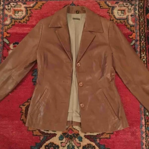  - Kavajliknande tunnare skinnjacka. Vintage, Tyvärr för liten för mig. 