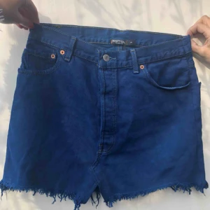  - Fin marinblå jeanskjol från Levi’s☺️ Köpt från NastyGal för 500kr. Aldrig använd, lappar finns kvar. 