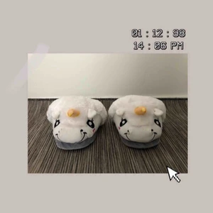  - Fina unicorn tofflor, använd de ett par gånger. Finns en liten hål fast man märker knappast. För fler bilder går det bra att fråga :) Frakt förekommer. Kan mötas upp i Göteborg.