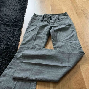  - Fin byxor mycket låga och vida ben 