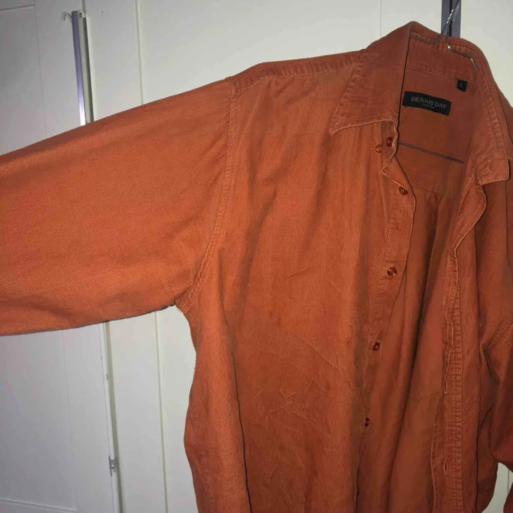 Orangebrun Manchesterskjorta. Köpt på humana second hand för 180kr. Använd cirka 2 gånger. Oversized skjorta och funkar att ha som sommarjacka!. Skjortor.