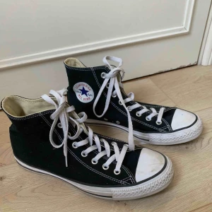  - Säljer mina i princip nya Converse då dom är förstora för mig. Använt max 4/5 gånger!!! Pris kan absolut diskuteras!! :) 
